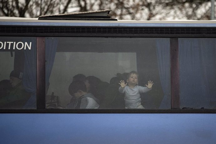 Un niño en la ventana del autobús, espera para cruzar a Rumanía, en el paso fronterizo de Porubne, a 5 de marzo de 2022, en el oeste de Ucrania. Según las últimas informaciones, Ucrania suspendió hoy la evacuación de civiles de Mariupol ante la ruptura 