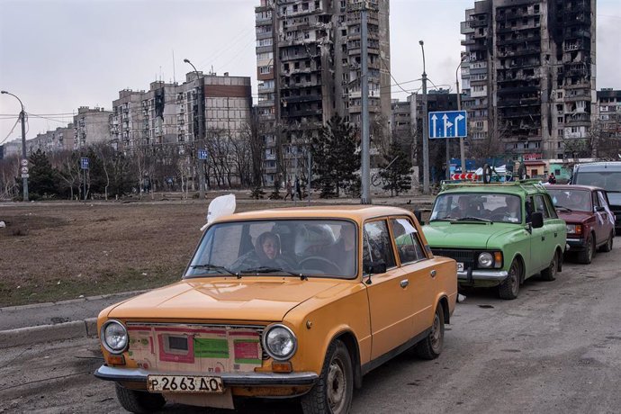 Fila de coches en Mariúpol, Ucrania