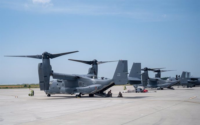 Archivo - 01 July 2021, Romania, Mihail Kogalniceanu: Two Bell-Boeing V-22 Osprey tilt-rotor aircraft stand on the tarmac of a NATO airport in Romania. Photo: Christophe Gateau/dpa