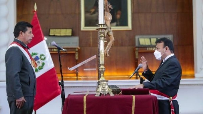 El presidente de Perú, Pedro Castillo (i), y el nuevo ministro de Justicia de Perú, Félix Chero (d).