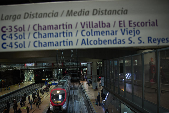 Un tren a su llegada a los andenes de la estación de Atocha, a 21 de marzo de 2022
