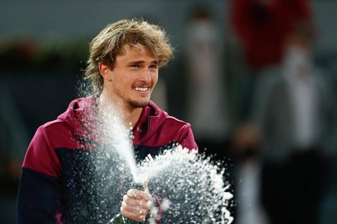 Archivo - El alemán Alexander Zverev celebra su triunfo en el Mutua Madrid Open de 2021 en la Caja Mágica.