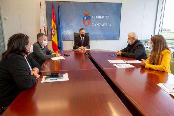 El consejero de Medio Ambiente, Guillermo Blanco, durante la reunión que ha mantenido con el vicerrector de la UC, Tomás Mantecón