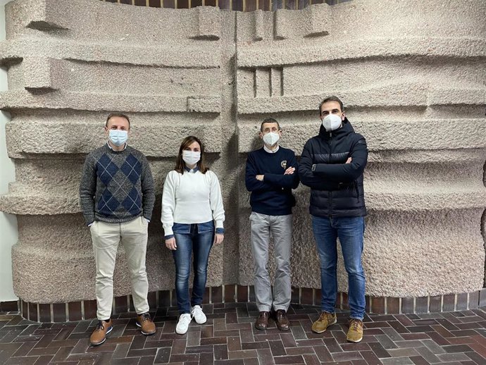 De izquierda a derecha, los investigadores de la Universidad de Oviedo Felipe Lombó, Cristina Tomás Zapico, Benjamín Fernández y Eduardo Iglesias.