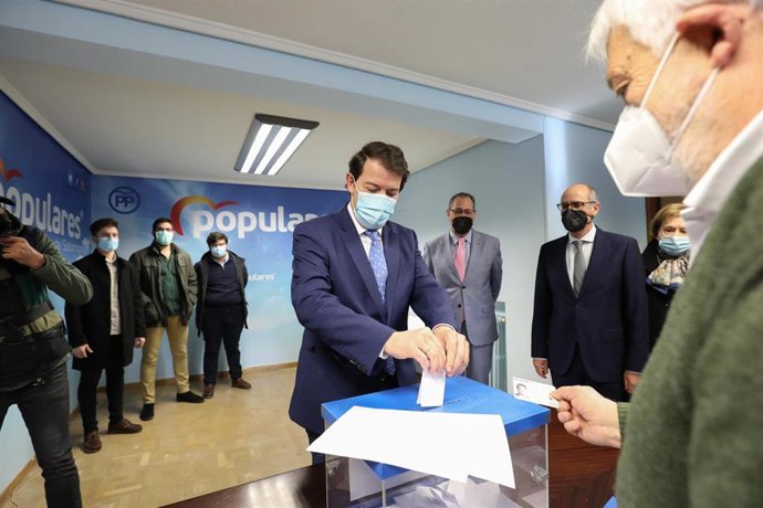 Sede del PP. Mañueco vota  de cara al Congreso nacional extraordinario del PP