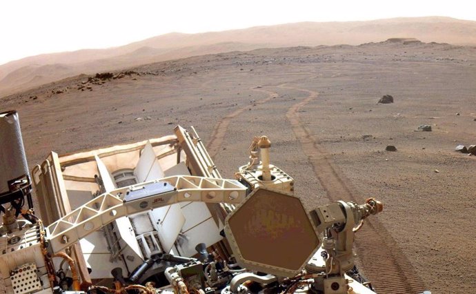 El rover Perseverance Mars de la NASA observa las huellas de sus ruedas el 17 de marzo de 2022, el día 381 marciano, o sol, de la misión.