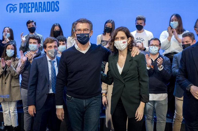 El presidente de la Xunta de Galicia y precandidato a la presidencia del PP nacional, Alberto Núñez Feijóo, acompañado de la presidenta de la Comunidad de Madrid, Isabel Díaz Ayuso. Archivo.