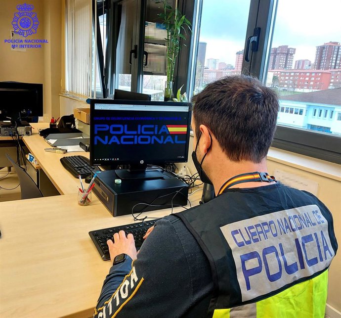 Agente de la Policía Nacional investigando