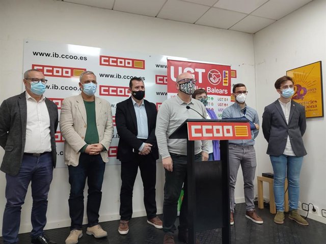 Representantes de CCOO y UGT durante la rueda de prensa.