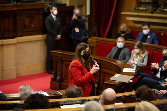 Archivo - La consellera de Investigación y Universidades de la Generalitat, Gemma Geis, interviene en un pleno en el Parlament, a 9 de febrero de 2022, en Barcelona