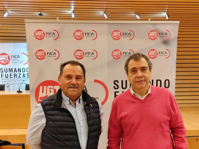 El vicesecretario general de UGT Confederal, Mariano Hoya Callosa, (D) y el secretario general de UGT FICA CyL, Miguel Ángel Gutiérrez Fierro (I).