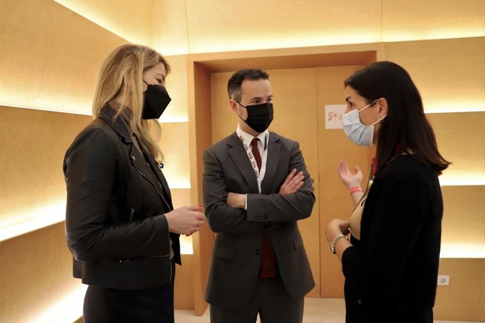 La diputada de Cs María Muñoz; el cónsul de Ucrania en la Comunitat Valenciana, Pablo Gil, y la síndica, Ruth Merino