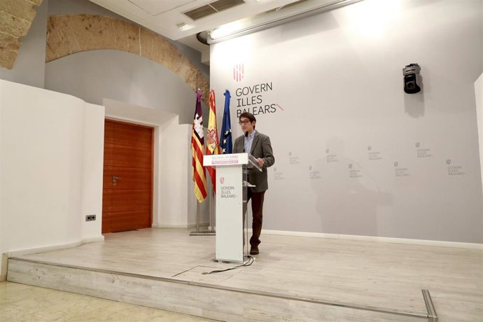 El portavoz del Govern y conseller de Modelo Económico, Turismo y Trabajo, Iago Negueruela, en rueda de prensa.