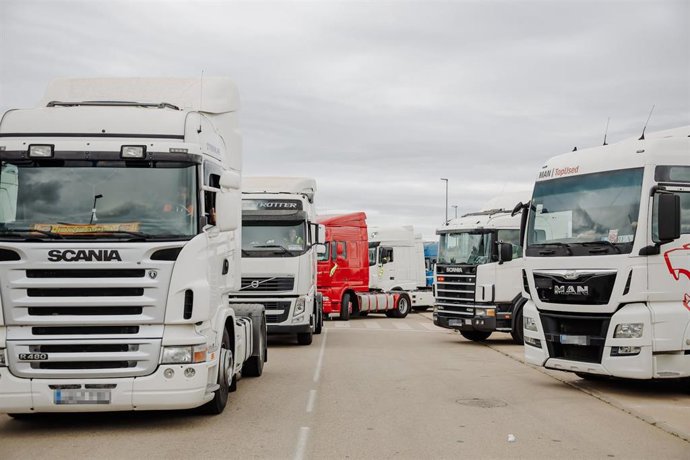 Varios camiones estacionados en un polígono en una imagen de archivo.