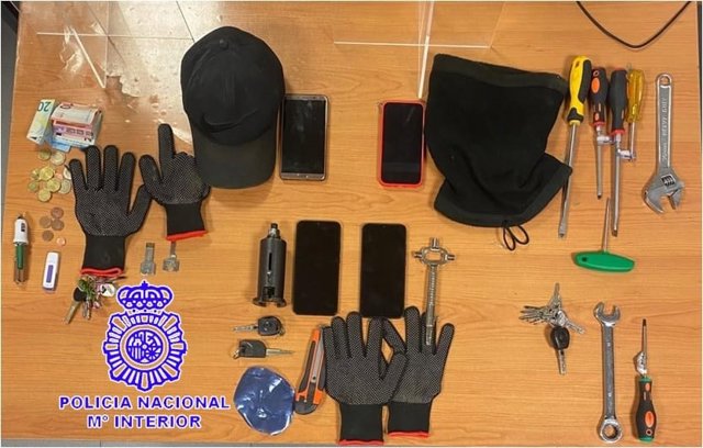 Efectos ocupados por la policía a los tres detenidos.