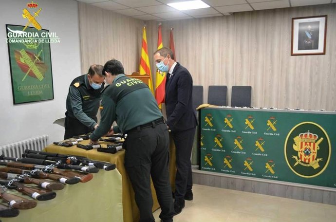 El subdelegado del Gobierno, José Crespín, en la Comandancia de la Guardia Civil de Lleida.