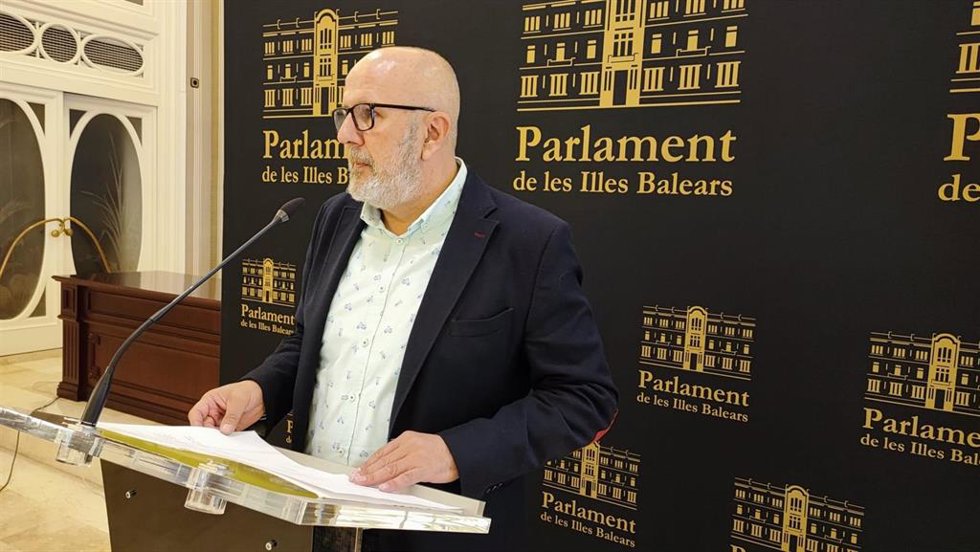 El portavoz de MÉS per Mallorca, Miquel Ensenyat, en la rueda de prensa en el Parlament.