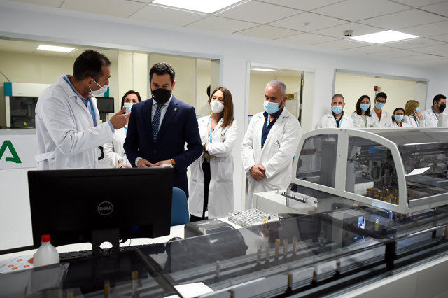El presidente de la Junta, Juanma Moreno, en el laboratorio reformado del Materno Infantil de Málaga