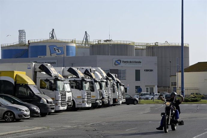 Vista de camiones aparcados en el puerto, sin actividad por la huelga, a 18 de marzo de 2022, en A Coruña, Galicia (España). El pescado de la lonja no se está distribuyendo por la huelga de transportes y podría traer problemas de salubridad ya que ni se