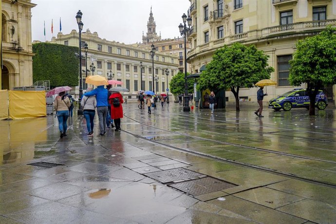 Imagen de la Plaza de San Francisco con la Giralda al fondo en el día que la llamada lluvia de barro, una combinación de una nube de polvo sahariano con una borrasca, que se ha producido esta mañana en la capital andaluza, a 15 de marzo del 2022 en Se