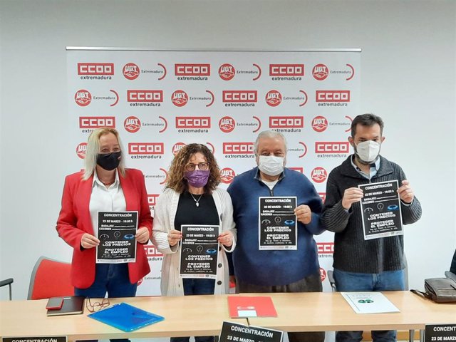 Las secretarias generales de CCOO y UGT en Extremadura, Encarna Chacón y Patrocinio Sánchez, respectivamente, junto a Manuel Pinilla (Cavex) y José Manuel Núñez (Facua), en la presentación de concentraciones contra la subida de precios