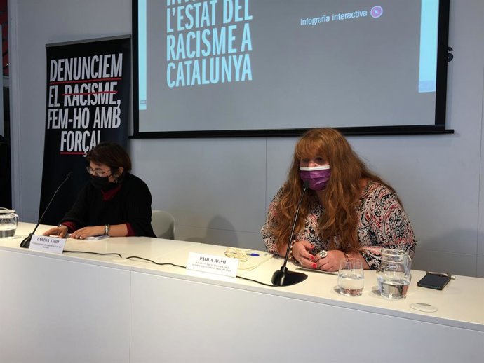 Larissa Saud i Paula Rossi de SOS Racisme en la roda de premsa