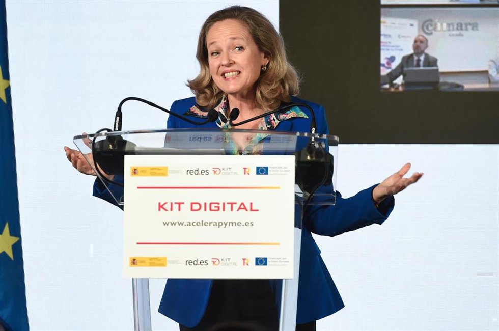Archivo - La vicepresidenta primera y ministra de Asuntos Económicos, Nadia Calviño, interviene en la presentación del Kit Digital