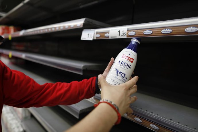 Un brick de leche en una estantería de leche vacía en un supermercado Carrefour, a 18 de marzo de 2022, en Madrid (España). El paro, convocado a nivel nacional por la Plataforma para la Defensa del Sector de Transporte de Mercancías por Carretera Nacion