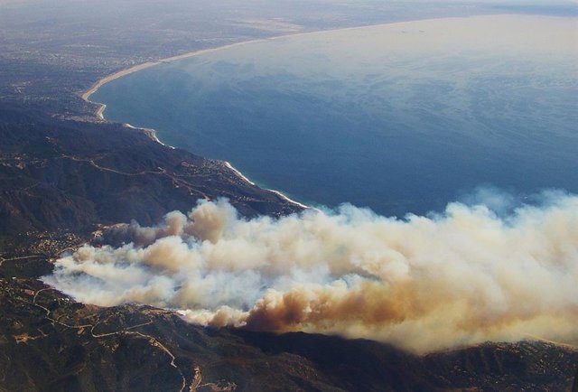 Una columna de carbono marrón se aprecia en este incendio en Malibu (California)