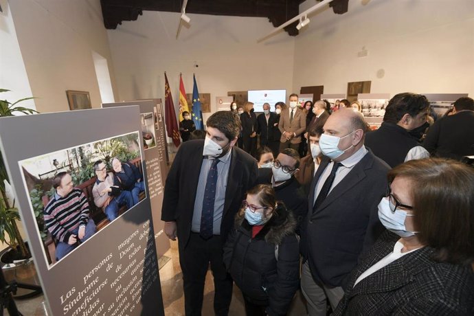 El presidente de la Comunidad, Fernando López Miras, inaugura en el Palacio de San Esteban una exposición fotográfica de la Fundación Síndrome de Down de la Región de Murcia (Fundown)