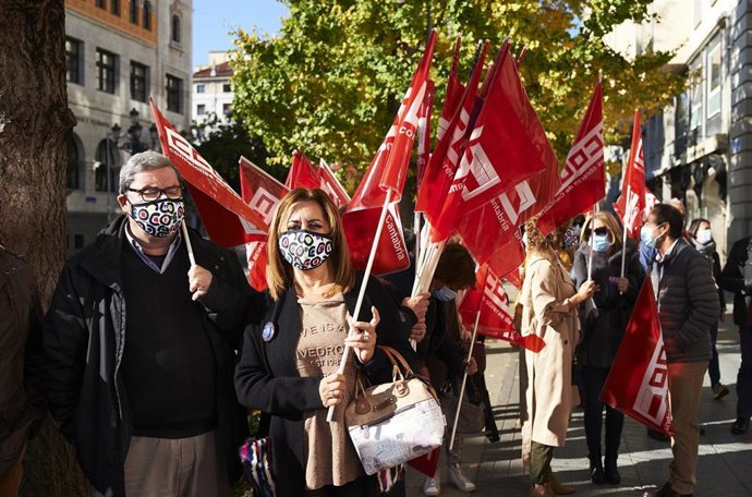 Archivo - Varias personas sostienen banderas de CCOO durante una concentración en una imagen de archivo.