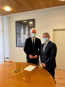 El consejero de Hacienda y Administración Pública, Celso González, y el alcalde de Logroño, Pablo Hermoso de Mendoza, han firmado hoy el acuerdo de cesión del inmueble de Ding Dong para Punto de Encuentro Familiar