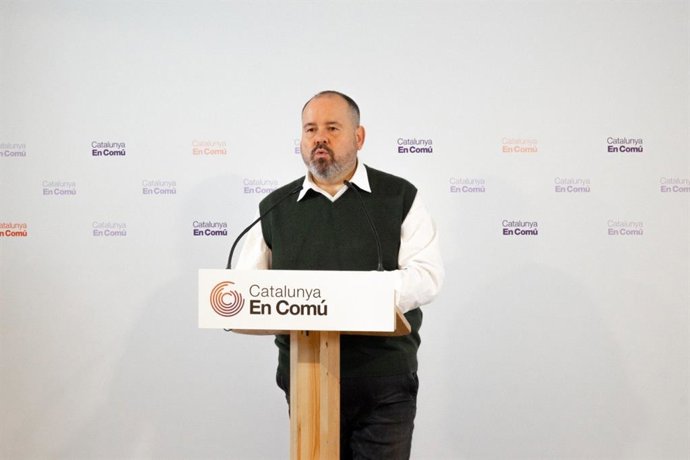 El portaveu dels comuns i diputat al Congrés, Joan Mena, en la roda de premsa