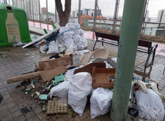 Vertido de escombros en el Paseo de San José, en Las Palmas de Gran Canaria