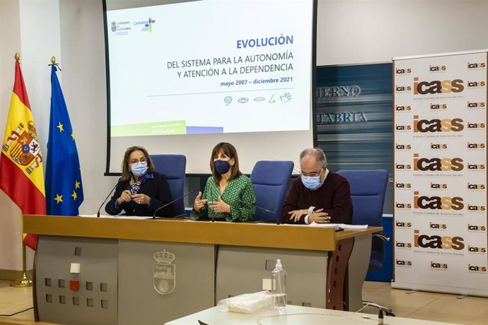 Archivo - La consejera de Empleo y Políticas Sociales, Ana Belén Álvarez (centro), junto a la directora del ICASS, María Antonia Mora, y el director general de Políticas Sociales, Julio Soto