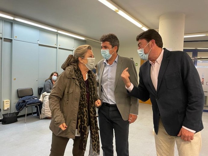 Mazón y Barcala asisten a la votación de la candidatura de Feijóo para presidir el partido a nivel nacional, en Alicante