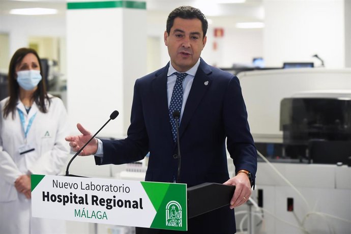 El presidente de la Junta de Andalucía, Juanma Moreno, visita el laboratorio del Hospital Materno Infantil, recientemente reformado a 21 de marzo de 2022 en Málaga, Andalucía.