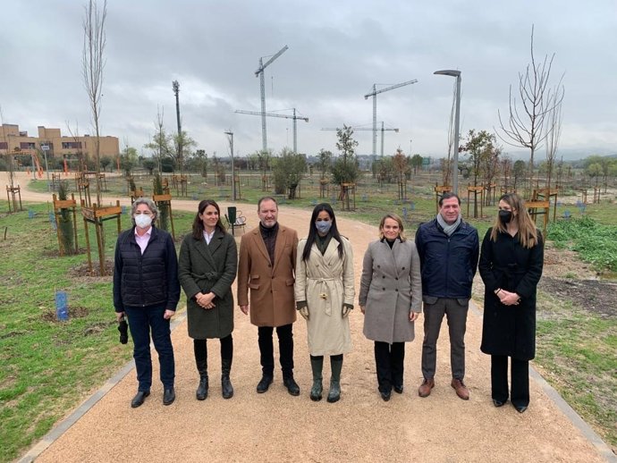 La vicealcaldesa de Madrid, Begoña Villacís, el delegado de Desarrollo Urbano, Mariano Fuentes, y portavoces de los grupos políticos del Ayuntamiento asisten a la inaguración de las primeras parcelas del Bosque Metropolitano.