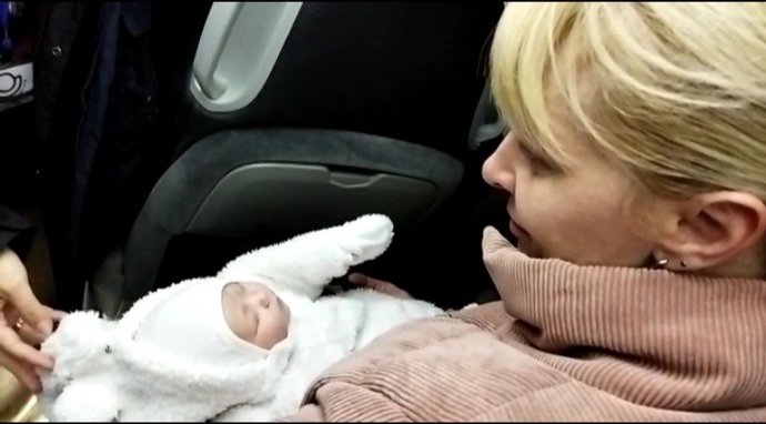 Eva con un bebé de 10 días