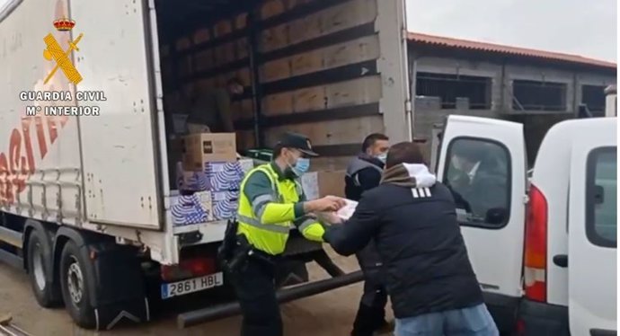 Carga de un camión con ayuda humanitaria destino a Ucrania