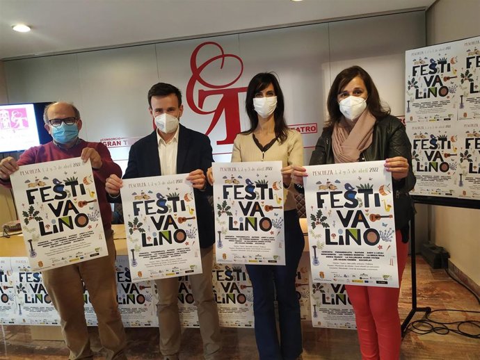 El alcalde de Pescueza, Andrés Rodríguez; el diputado provincial de Cultura, Fernando Grande; la directora general de Cultura, Miriam García, y la concejala de Cultura, Tina Fernández, en la presentación del Festivalino 2022