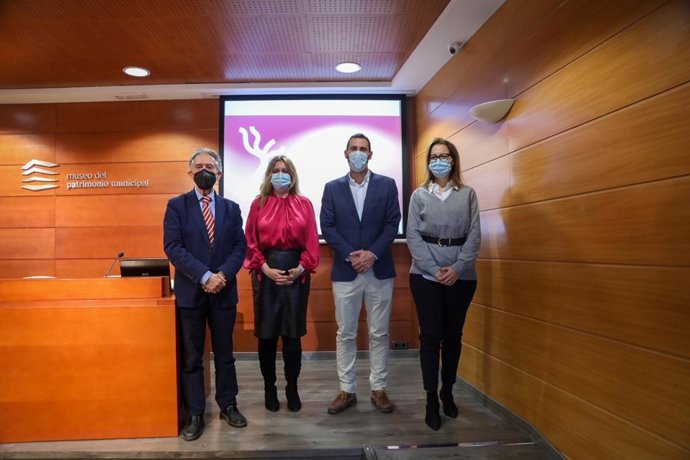 El secretario del CRDO Málaga, Sierras de Málaga y Pasas de Málaga, José Manuel Moreno (i); la concejala de Turismo, Rosa Sánchez; el presidente de la ruta del Vino de Ronda y Málaga, Pedro Morales y la gerente de Quitapenas, Marta Suárez.