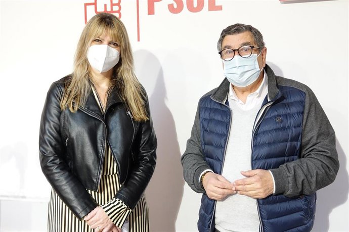 El secretario general del PSOE de Vélez-Málaga y alcalde, Antonio Moreno Ferrer, y la senadora socialista Estefanía Martín Palop