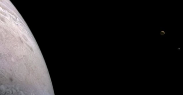 Las lunas Io y Europa, capturadas por la misión Juno de la NASA