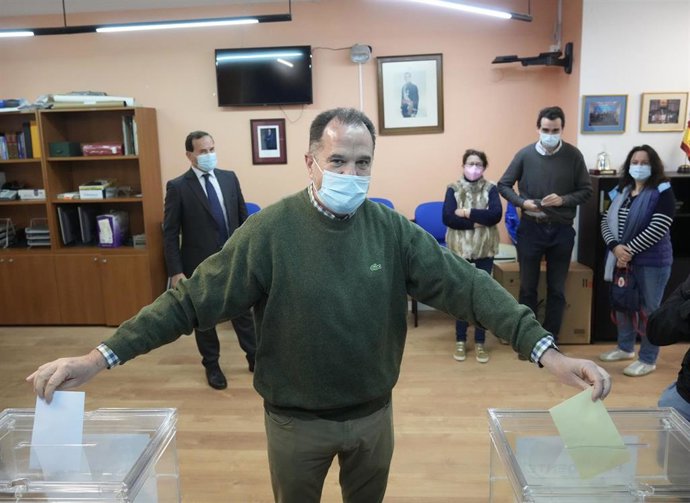 El presidente del Partido Popular del País Vasco, Carlos Iturgaiz, vota a los candidatos a compromisarios y al candidato del PP a presidente, en la sede del PP de Getxo, a 21 de marzo de 2022, en Getxo