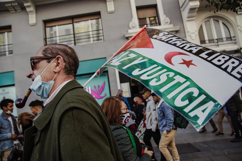 Archivo - Un hombre sostiene una pancarta en una manifestación contra la violación de derechos en el Sáhara Occidental.