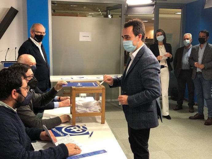 El concejal y presidente del grupo del PP en la provincia de Barcelona, Oscar Ramírez, acude a votar en las primarias del PP, a 21 de marzo de 2022, en la sede del PP en Barcelona.