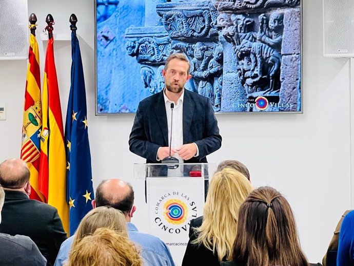 El secretario de Estado de Turismo, Fernando Valdés, en su visita a Ejea de los Caballeros (Zaragoza).