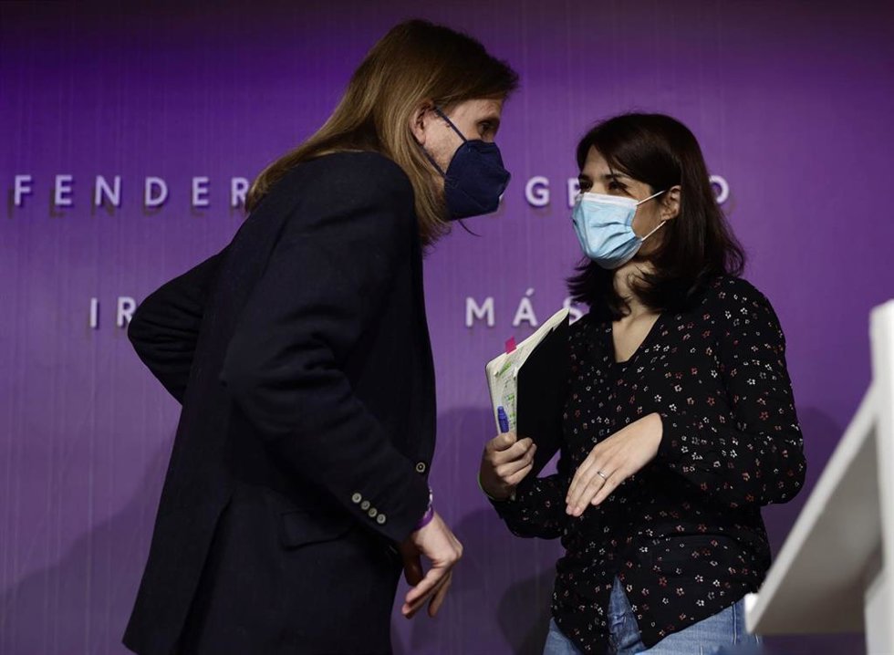 Archivo - Los portavoces de Unidas Podemos, Pablo Fernández, e Isa Serra, a su llegada a una rueda de prensa, en la sede de Unidas Podemos, a 14 de febrero de 2022, en Madrid (España).