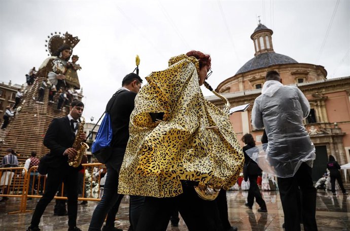 Un grupo de músicos tocan en la ofrenda floral a la Virgen de los Desamparados, a 17 de marzo de 2022, en Valencia, Comunidad Valenciana (España). La Junta Central Fallera ha decidido celebrar el desfile de esta tarde, pese al temporal de lluvia y vient